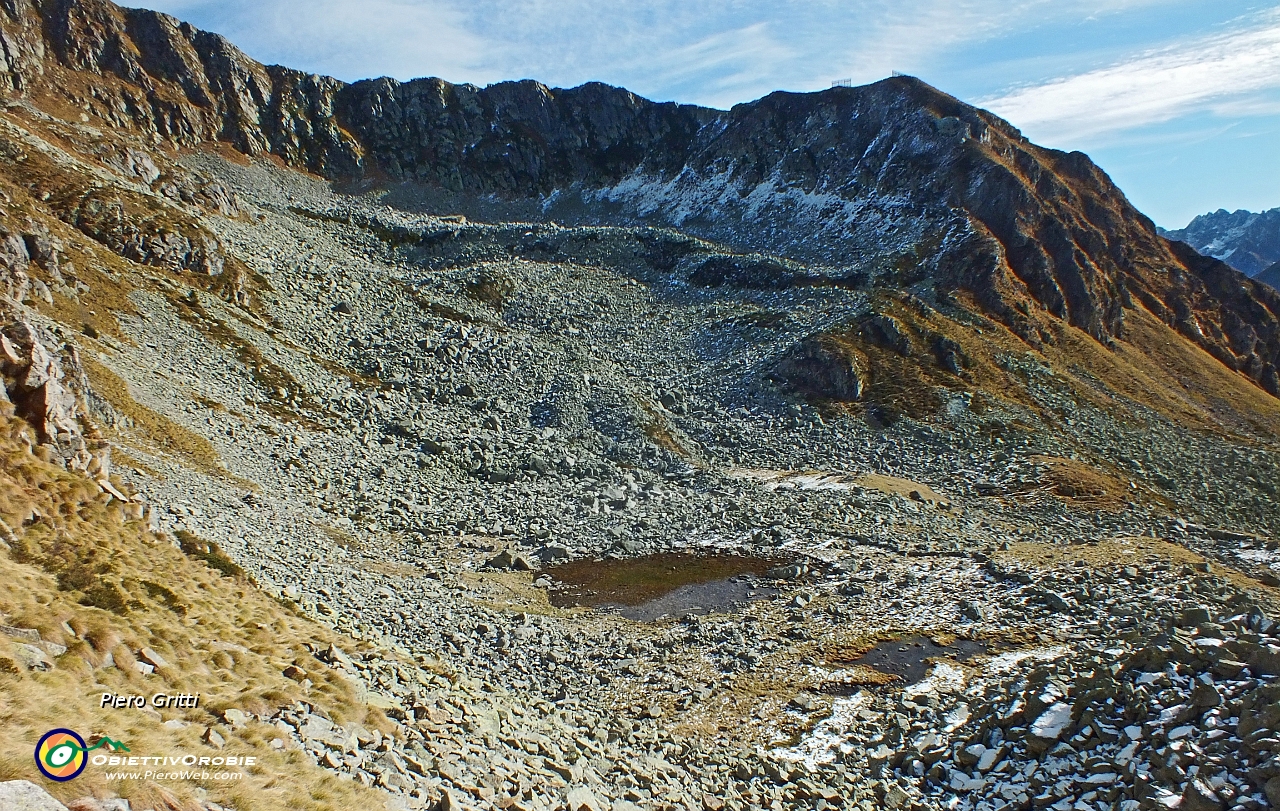 29 scopriamo dall'alto il laghetto 'rosso'... .JPG